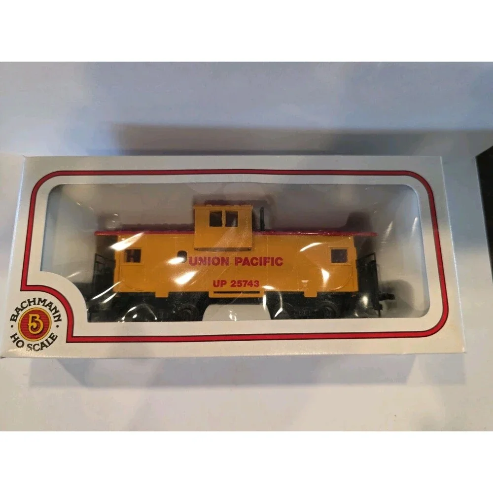 HO UNION PACIFIC WIDE VISION CABOOSE 25743, BACH. SILVER SERIES, IN OB